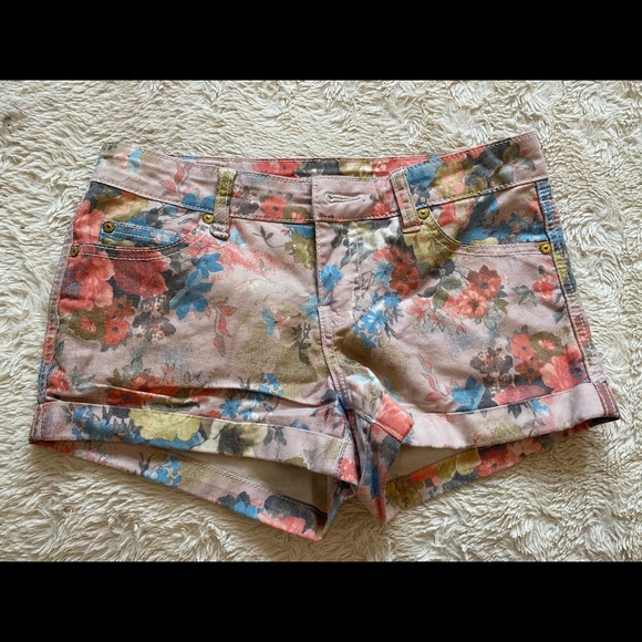 Vero Moda floral shorts - Picture 1 of 2